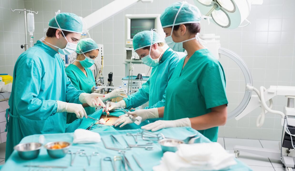 A sebészek műtétet végeznek a férfi péniszének megnagyobbítására